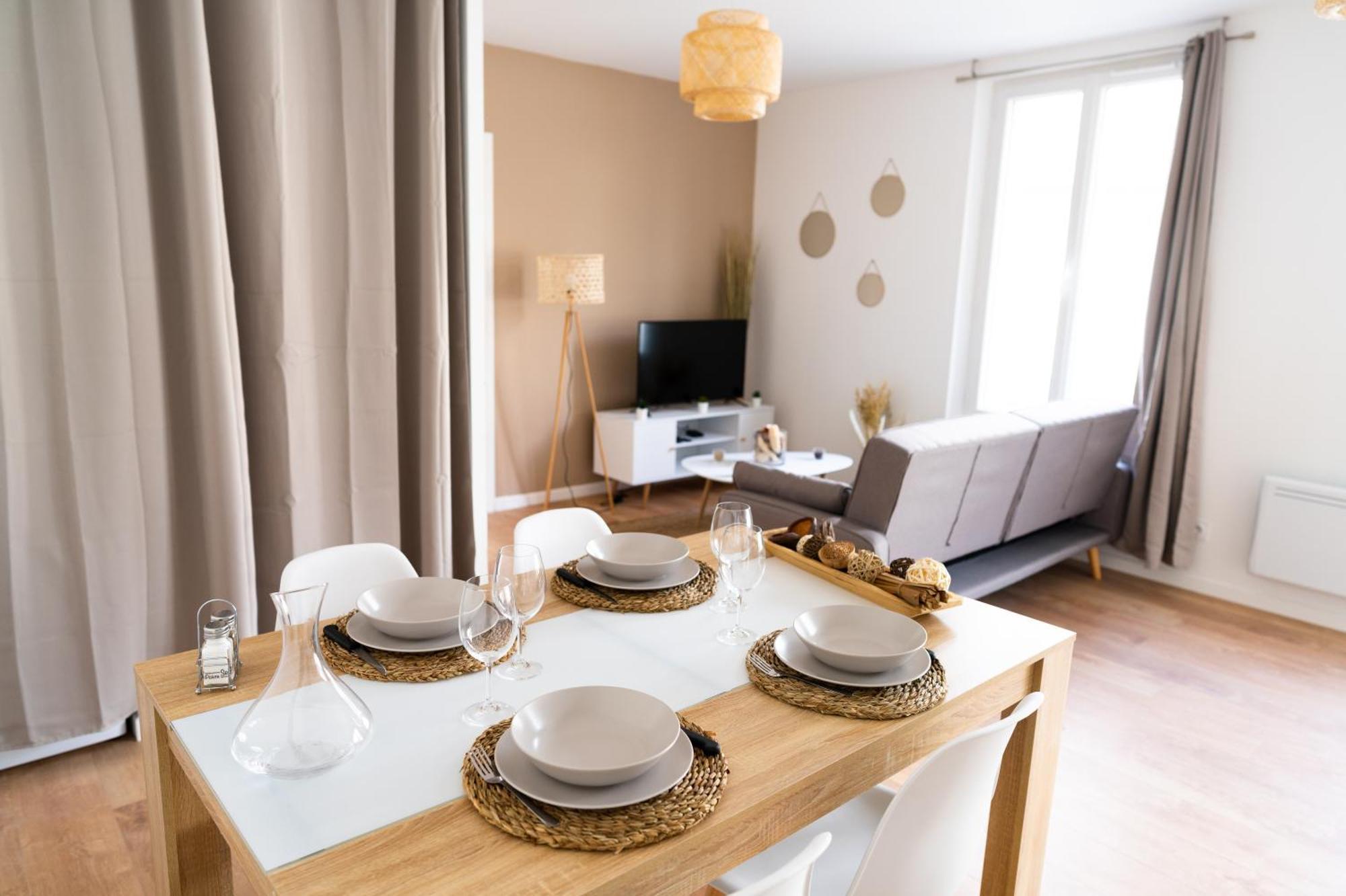 Spacieux Appartement Avec Parking Prive A Saumur Luaran gambar
